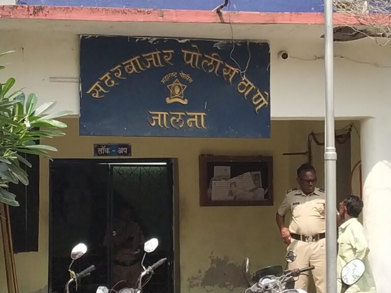 भामट्या पोलिसाने वृद्ध महिलेला लुटले; साडेचार लाखांचे दागिने लंपास!